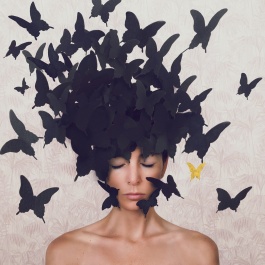 © Maria Chiara Piglione_The golden butterfly - Elsewhere dal progetto fotografico "Oltre lo Specchio di Alice"