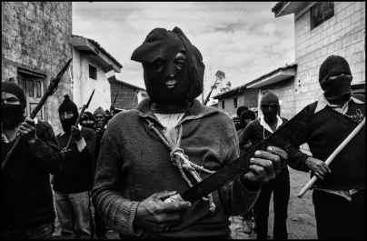 ©Ivo Saglietti, Huamanga, Perù, 1988. Milizie contadine organizzate dall’esercito peruviano