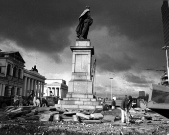Krzysztof Miller © Gazeta Agency 
Demolizione del monumento a Felix Dzerzinskij su una piazza che porta il suo nome (oggi Piazza della Banca). Il monumento era uno dei tanti simboli del comunismo a Varsavia che gradualmente scomparvero
dalle strade. Varsavia, 16.11.1989.