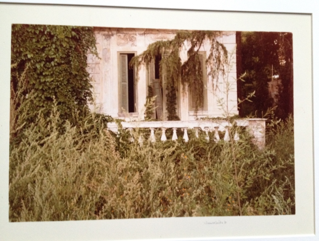 Vincenzo Castella 1981, balcone - Da collezione privata in vendita foto di Vincenzo Castella firmata e datata 1981
formato >  40 x 30cm
stampa >  color print
tiratura >  vintage