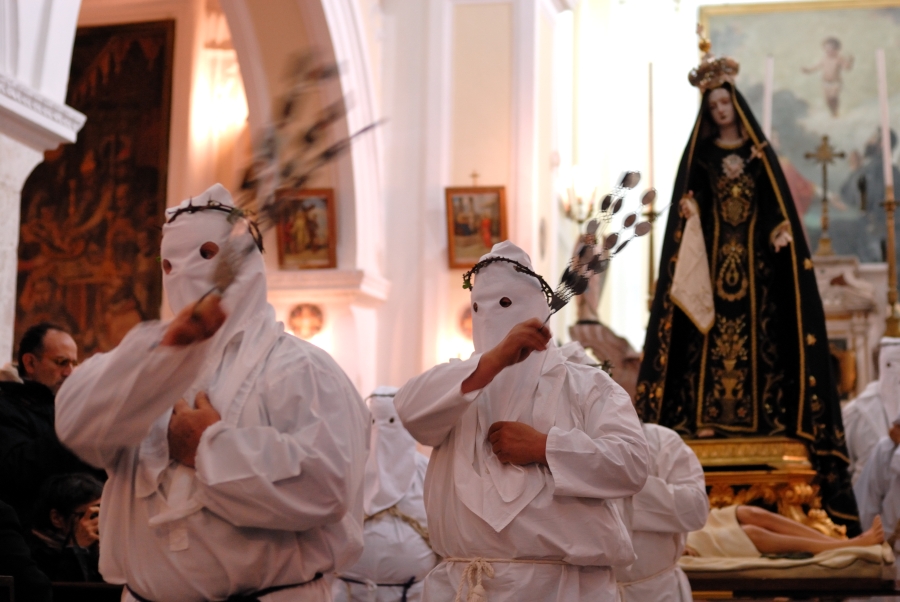La processione penitenziale del Venerdì Santo - uscita della Madonna Addolorata dalla Chiesa di San Rocco