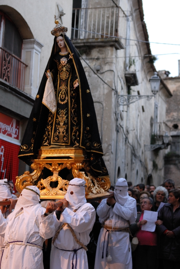 La processione penitenziale del Venerdì Santo - per le strade del centro storico i battenti portano a spalla la Madonna Addolorata seguito da un pubblico religioso che invoca canti religiosi